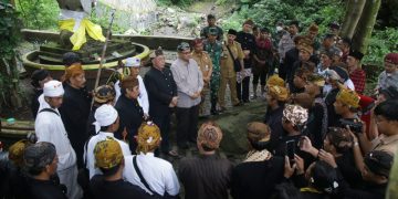 Plt Bupati Probolinggo Drs. HA. Timbul Prihanjoko bersama Ketua DPRD Jawa Timur Kusnadi, disambut hangat oleh para Romomangku dan segenap warga Tengger. Foto: Dok. Diskominfo Kab. Probolinggo, foto : ist