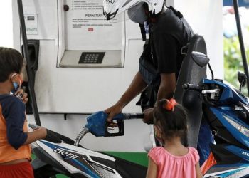 Pertamina akan mewajibkan masyarakat yang ingin membeli BBM Pertalite dan Solar mendaftar untuk dicocokkan datanya mulai 1 Juli 2022. (CNN Indonesia/Andry Novelino).