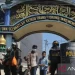 Polisi berjaga di depan gerbang Pondok Pesantren Shiddiqiyyah Ploso selama proses penangkapan Moch Subchi Azal Tsani (MSAT), orang yang diduga melakukan kekerasan seksual kepada santri, di Kabupaten Jombang, Jawa Timur, Kamis (7/7/2022). (ANTARA/Syaiful Arif)