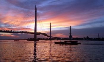 Suasana Jembatan Pedestrian yang melintasi Sungai Batanghari di Kota Jambi. (Dok. Istimewa/B Santoso)