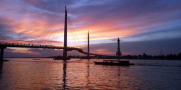 Suasana Jembatan Pedestrian yang melintasi Sungai Batanghari di Kota Jambi. (Dok. Istimewa/B Santoso)