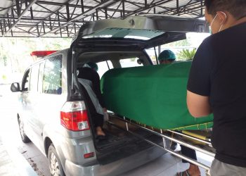 Jenazah saat di evakuasi ke dalam mobil ambulan, foto : Mael/detak.media