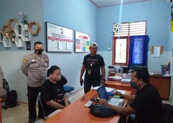 Pelaku AF saat Diperiksa di Polsek Tanjungpinang Timur, Sabtu (23/7/2022), foto : Mael/detak.media