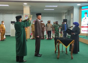 Walikota Tanjungpinang, Rahma saat melantik Sekda, Zulhidayat, foto : Detak.media