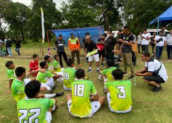 Pelatih didampingi Sekretaris PSSI dan Ketua PKK Kota Tanjungpinang saat memberikan arahan seusai babak pertama, di Lapangan sepak bola Km 20 Kijang, foto : detak.media