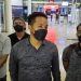 Pelaku Sukrisno saat Tiba di Bandara Raja Haji Fisabilillah Tanjungpinang, foto : Mael/detak.media