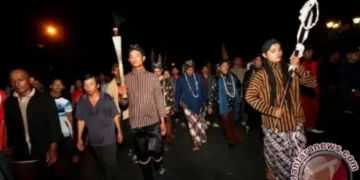 Arsip. Warga dengan mengenakan busana Jawa melakukan Laku Bisu Mubeng Beteng Keraton (berjalan memutari benteng Kraton tanpa bicara) saat melintas di depan Plengkung Gading, Yogyakarta, Selasa (5/11) dini hari. Laku bisu mubeng benteng yang diikuti oleh abdi dalem Kraton Yogyakarta bersama warga Yogyakarta tersebut dalam rangka memperingati Tahun Baru 1435 H. (ANTARA FOTO)