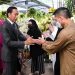 Presiden dan Ibu Iriana Jokowi bertakziah ke rumah duka almarhum Menteri PANRB Tjahjo Kumolo, di Kompleks Menteri Widya Chandra, Jakarta, Sabtu (02/07/2022). (Foto : BPMI Setpres/Lukas)