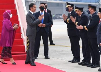 Presiden dan Ibu Iriana Jokowi tiba di Bandara Soekarno-Hatta, Tangerang, Banten, Sabtu (02/07/2022). (Foto : BPMI Setpres/Lukas)