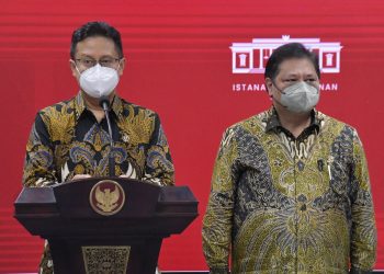 Menko Ekon Airlangga Hartarto dan Menkes Budi Gunadi Sadikin dalam keterangan pers, Senin (18/07/2022), usai mengikuti Ratas mengenai Evaluasi PPKM yang dipimpin Presiden Jokowi. (Foto : Humas Setkab/Rahmat)