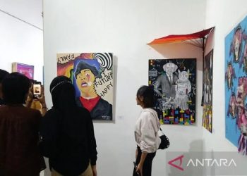 engunjung menyaksikan karya mural perupa dari Kelompok Akar Kuas Magelang dalam pameran bertajuk "Jiwa yang Tersembunyi" di Gedung Lokabudaya Soekimin Adiwiratmoko Kota Magelang, Jumat (1/7/2022) malam. (ANTARA/Hari Atmoko)