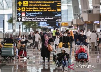 Ilustrasi - Sejumlah calon penumpang pesawat berjalan di Terminal 3 Bandara Internasional Soekarno Hatta, Tangerang, Banten, Rabu (18/5/2022). ANTARA FOTO/Fauzan/hp