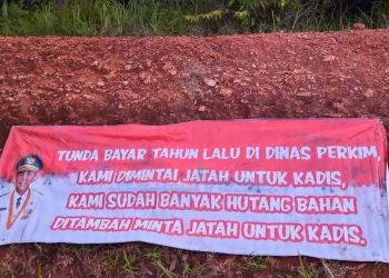 Baliho keluhan untuk Kadis Perkim Kepri, foto : detak.media