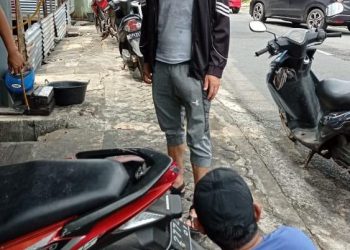 Salah seorang imigran saat memperbaiki kendaraannya di Bengkel yang ada di Kawal, foto :  ist