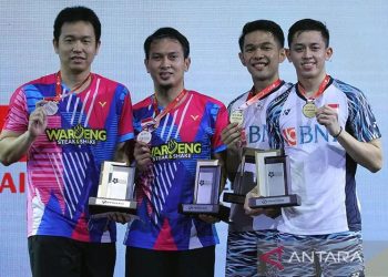 Pasangan Fajar Alfian/Muhammad Rian Ardianto (kostum putih) jadi juara Malaysia Masters 2022 usai mengalahkan senior mereka, yaitu Hendra Setiawan/Mohammad Ahsan di babak final di Kuala Lumpur, Minggu (10/7/2022). ANTARA/Dok-PP