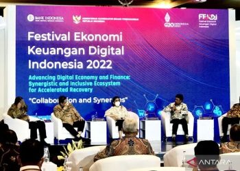 Menteri Komunikasi dan Informatika (Menkominfo) RI Johnny G. Plate (dua kanan) memberi paparan pada sesi Leaders’ Talk Festival Ekonomi Keuangan Digital Indonesia (FEKDI) yang berlangsung di BICC Nusa Dua, Badung, Bali, Senin (11/7/2022). ANTARA/Genta Tenri Mawangi.