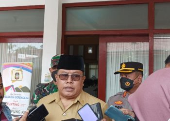 Walikota Blitar Santoso, saat sedang di wawancarai setelah selesainya acara peluncuran aplikasi One Touch Stunting, foto : Dani ES/detak.media