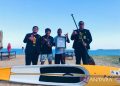 Lukas Galu Beko (baju putih) menerima penghargaan MURI 'The Longest Stand Up Padleboard' di Pantai Mercure, Denpasar, Bali, Minggu (17/7). ANTARA/Rolandus Nampu