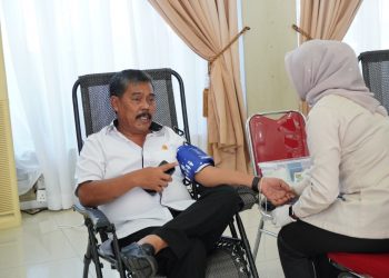 Kajati Kepri, Gerry Yasid saat Melalukan Donor Darah, foto : ist