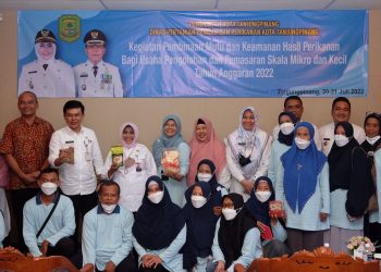 Walikota Tanjungpinang, bersama Kadis Pertanian Pangan dan Perikanan, Yoni Fadri foto bersama dengan pelaku UMKM, foto : ist