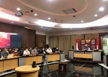 Deputi I KSP Febry Calvin Tetelepta memimpin rapat koordinasi program pembangunan, pengoperasian, dan pemeliharaan Jaringan Tegangan Menengah di Maluku bersama di Gedung Bina Graha, Jakarta, Kamis (21/7/2022). (ANTARA/HO-KSP)