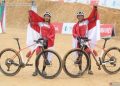 Pesepeda Indonesia Zaenal Fanani (kiri) dan Ihza Muhammad berpose usai finis pertama dan kedua dalam nomor MTB Cross Country Olympic bersepeda putra di Hoa Binh Gymnastics and Sports Center, Hoa BinhÊ Vietnam, Senin (16/5/2022). (ANTARA FOTO/PB ISSI/Nick Hanoatubun/app/foc.)