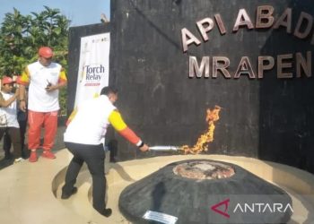 Direktur III Bidang Pendukung Pertandingan Indonesia National Paralympic Organization Comittee (INASPOC) Hendri Oka mengambil api pertama torch relay (pawai obor) di Api Abadi Mrapen Desa Manggarmas, Kecamatan Godong, Kabupaten Grobogan, Jawa Tengah, Sabtu (23/7/2022). ANTARA/Akhmad Nazaruddin Lathif.