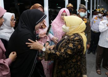 Walikota Tanjungpinang, Rahma saat menyambut kepulangan Jamaah Haji, foto : ist