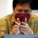 Menko Perekonomian Airlangga Hartarto meminta seluruh tempat umum perketat penggunaan aplikasi PeduliLindungi karena penyebaran covid-19 kembali tinggi di Indonesia. (REUTERS/Willy Kurniawan).