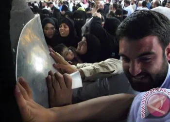 Arsip - Jamaah haji berebut untuk mencium Hajar Aswad di Masjidilharam, Makkah, Arab Saudi. (ANTARA Foto/Prasetyo Utomo)