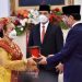 Presiden Jokowi menganugerahkan tanda kehormatan Republik Indonesia, di Istana Negara, Jakarta, Kamis (12/08/2022). (Foto : Humas Setkab/Jay)