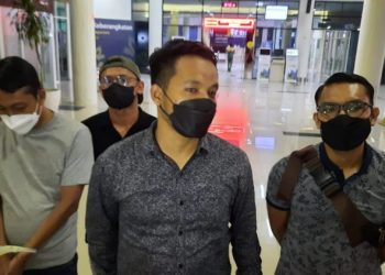 Kasat Reskrim, AKP Awal Sya’ban Harahap saat menjemput pelaku di Bandara RHF Tanjungpinang, foto : Mael/detak.media