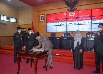 Penandatanganan nota perubahan KUA PPAS oleh Ketua DPRD Kota Blitar, dr. Syahrul Alim, foto : Dani ES/detak.media