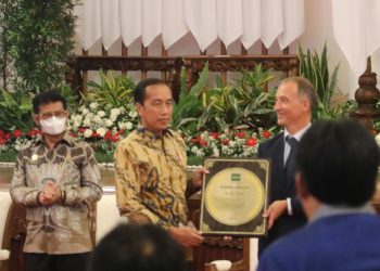 Presiden Jokowi menerima Penghargaan dari IRRI yang diserahkan oleh Dirjen IRRI Jean Balie, di Istana Negara, Jakarta, Minggu (14/08/2022). (Sumber : Tangkapan Layar)