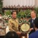 Presiden Jokowi menerima Penghargaan dari IRRI yang diserahkan oleh Dirjen IRRI Jean Balie, di Istana Negara, Jakarta, Minggu (14/08/2022). (Sumber : Tangkapan Layar)