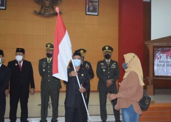 Ketua DPRD Kota Blitar dr. Syahrul Alim, saat bagikan bendera secara simbolis kepada masyarakat, foto : Dani ES/detak.media
