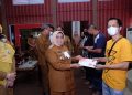 Walikota Tanjungpinang , Rahma saat Menyerahkan kartu BPNT, foto : ist