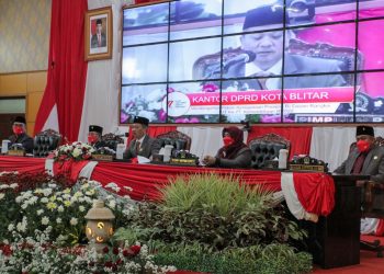 Ketua DPRD Kota Blitar saat membuka kegiatan mendengarkan pidato Presiden, foto : Dani ES/detak.media