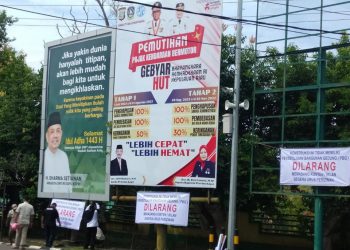 Satpol PP Tanjungpinang saat menertibkan sejumlah papan reklame, foto : ist