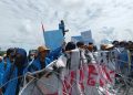 Suasana Aksi Demo di Gedung DPRD Tanjungpinang, foto : Mael/detak.media