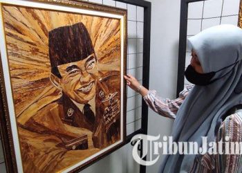 Pengunjung melihat lukisan Bung Karno berbahan pelepah pisang di Perpustakaan Proklamator Bung Karno, Kota Blitar, Senin (29/8/2022).