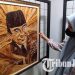 Pengunjung melihat lukisan Bung Karno berbahan pelepah pisang di Perpustakaan Proklamator Bung Karno, Kota Blitar, Senin (29/8/2022).