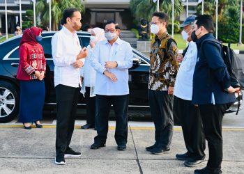 Presiden Jokowi berbincang bersama beberapa menteri Indonesia Maju sebelum bertolak menuju Provinsi Kalimantan Barat untuk melakukan kunjungan kerja pada Selasa (09/08/2022), di Bandara Halim Perdanakusuma, Jakarta. (Foto : BPMI Setpres/Laily Rachev)