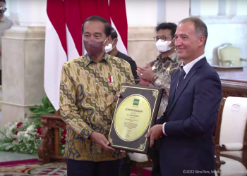 Presiden Jokowi menerima Penghargaan dari IRRI yang diserahkan oleh Dirjen IRRI Jean Balie, di Istana Negara, Jakarta, Minggu (14/08/2022). (Sumber : Tangkapan Layar)