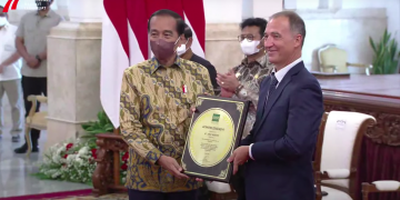 Presiden Jokowi menerima Penghargaan dari IRRI yang diserahkan oleh Dirjen IRRI Jean Balie, di Istana Negara, Jakarta, Minggu (14/08/2022). (Sumber : Tangkapan Layar)