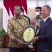 Presiden Jokowi menerima Penghargaan dari IRRI yang diserahkan oleh Dirjen IRRI Jean Balie, di Istana Negara, Jakarta, Minggu (14/08/2022). (Sumber : Tangkapan Layar)