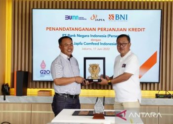 Pemimpin Divisi Korporasi 1 BNI I Made Sukajaya (kiri) dan Direktur Japfa Leo Handoko dalam penandatanganan kerja sama pembiayaan Sustainability-Linked Loan (SLL) senilai Rp1,42 triliun BNI dan Japfa Comfeed Indonesia di Jakarta pertengahan Juni lalu. ANTARA/HO-BNI.