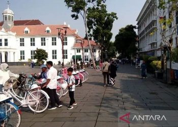 Sejumlah warga mengunjungi destinasi wisata Kota Tua, Jakarta Barat, Selasa (19/7/2022). Pemkot Jakarta Barat ke depannya tidak akan memperkenankan lagi adanya perparkiran di kawasan wisata Kota Tua. ANTARA/Aji Cakti/am.