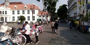 Sejumlah warga mengunjungi destinasi wisata Kota Tua, Jakarta Barat, Selasa (19/7/2022). Pemkot Jakarta Barat ke depannya tidak akan memperkenankan lagi adanya perparkiran di kawasan wisata Kota Tua. ANTARA/Aji Cakti/am.