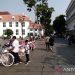 Sejumlah warga mengunjungi destinasi wisata Kota Tua, Jakarta Barat, Selasa (19/7/2022). Pemkot Jakarta Barat ke depannya tidak akan memperkenankan lagi adanya perparkiran di kawasan wisata Kota Tua. ANTARA/Aji Cakti/am.
